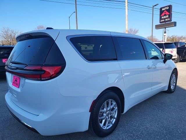 Used 2024 Chrysler Pacifica Touring-L image 7