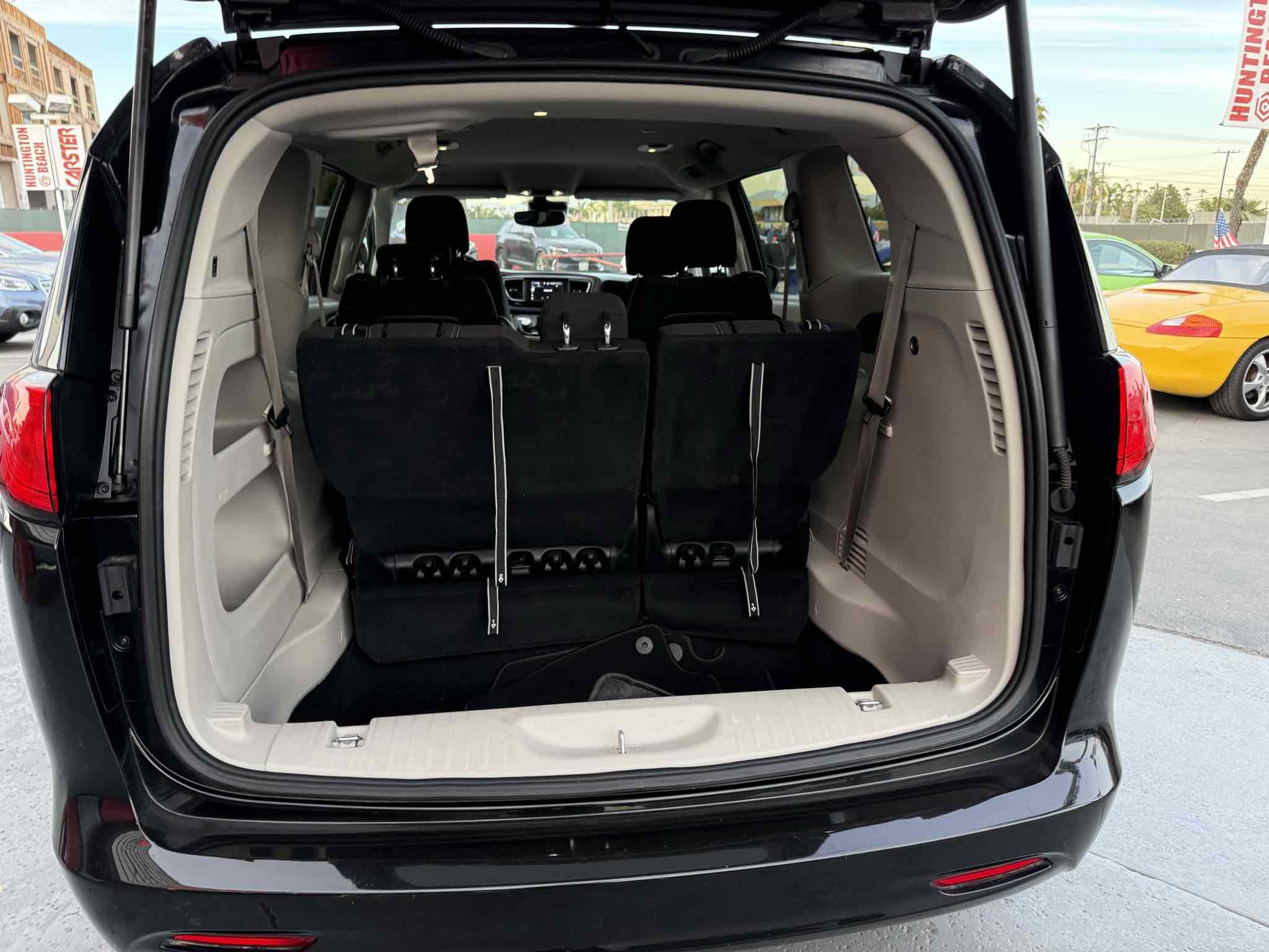 Used 2023 Chrysler Voyager LX image 34