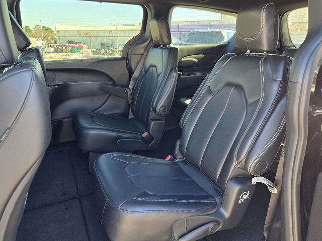 Used 2025 Chrysler Pacifica Select image 25