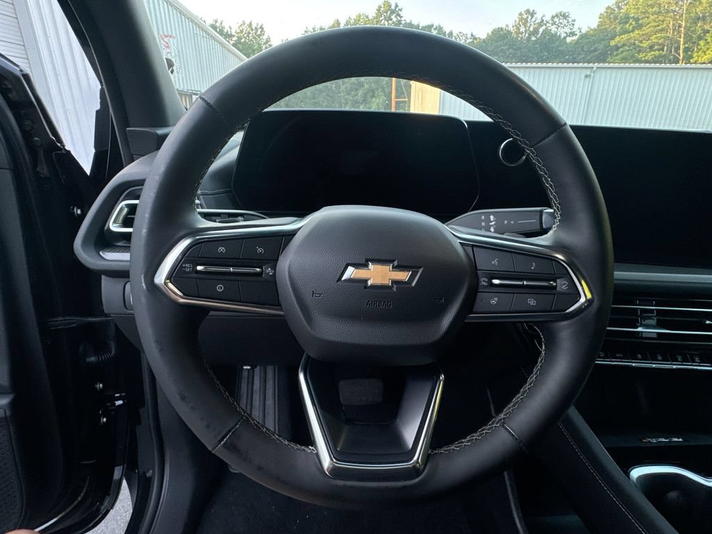 Used 2025 Chevrolet Traverse LT FWD image 16
