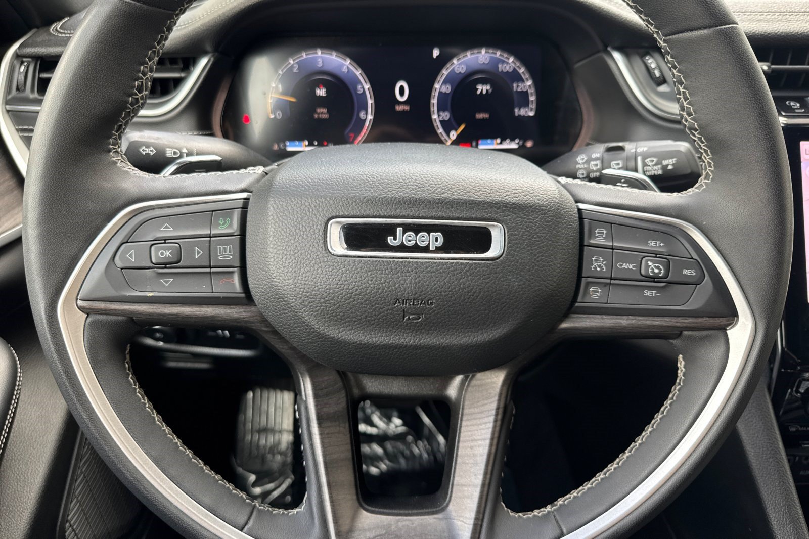 Used 2024 Jeep Grand Cherokee Limited AWD/4WD image 11