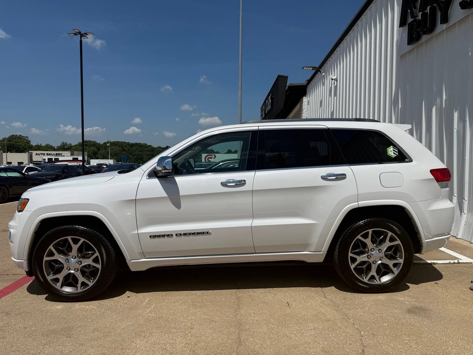 Used 2020 Jeep Grand Cherokee Overland RWD image 3