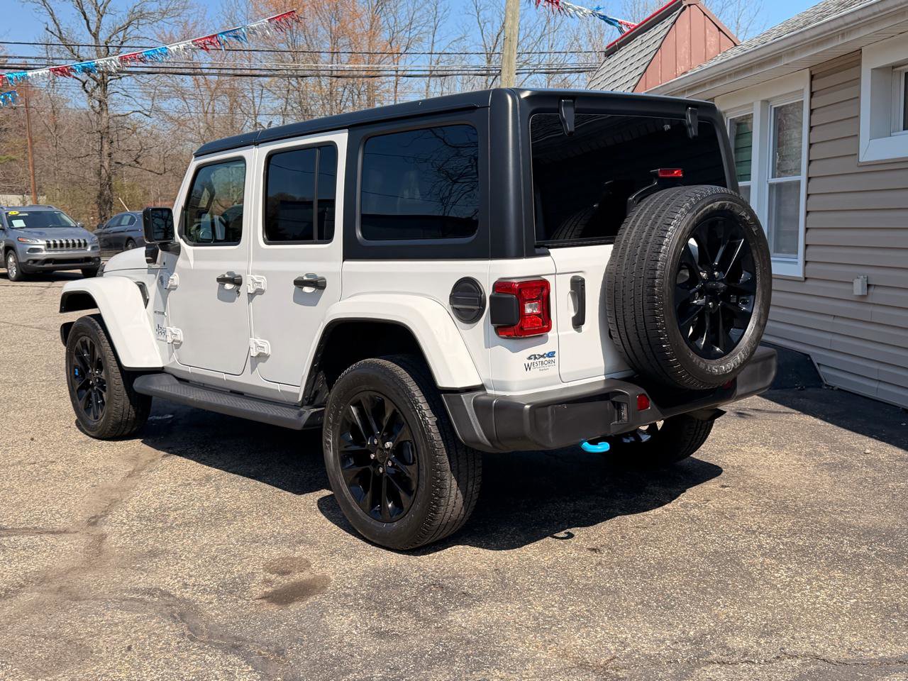Used 2023 Jeep Wrangler Sahara w/ Cold Weather Group AWD/4WD image 5