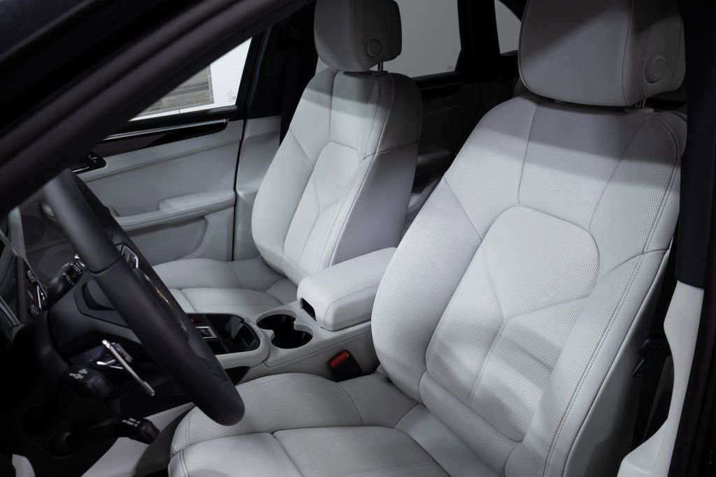 Certified 2025 Porsche Macan AWD/4WD image 5