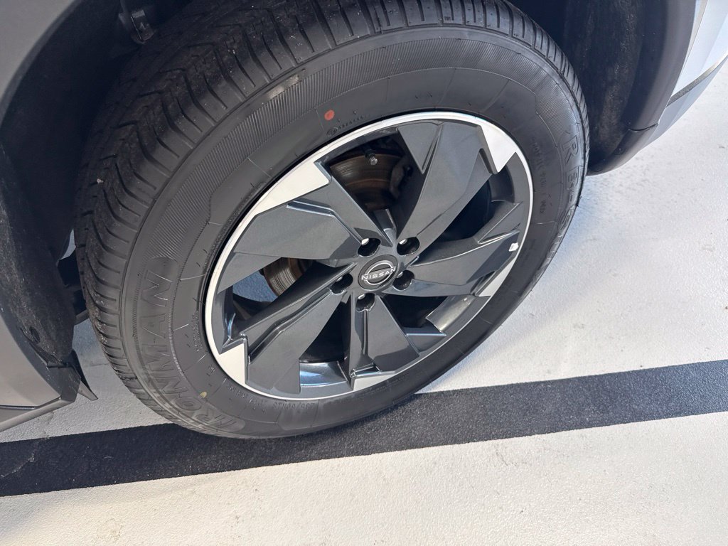 Used 2024 Nissan Rogue SV AWD/4WD image 16