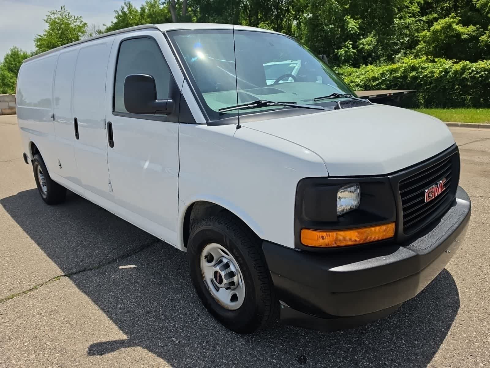 Used 2017 GMC Savana 3500 Extended RWD image 5