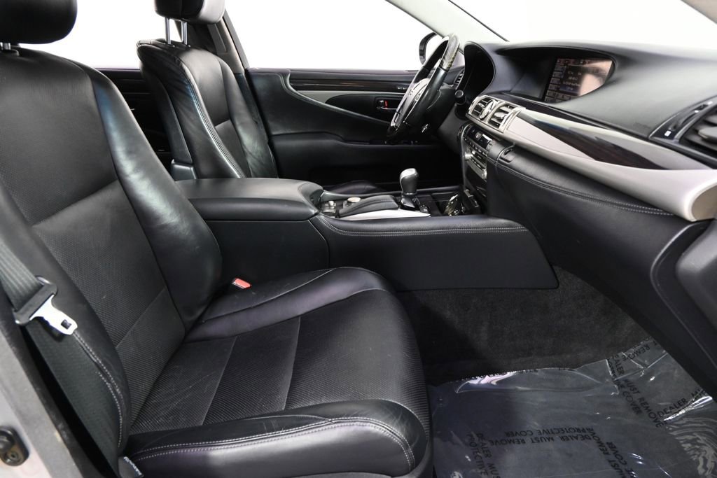 Used 2013 Lexus LS 460 AWD w/ Comfort Pkg image 16