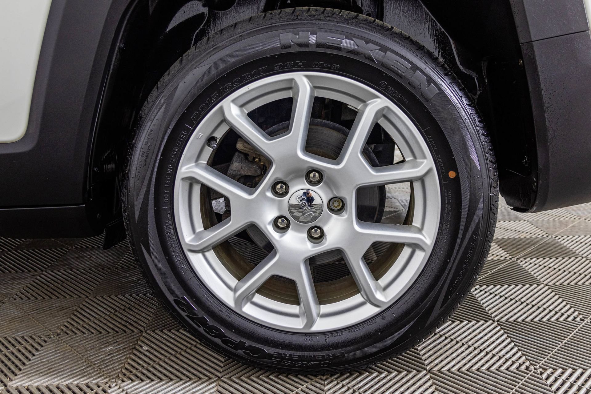 Used 2019 Jeep Renegade Latitude FWD image 47