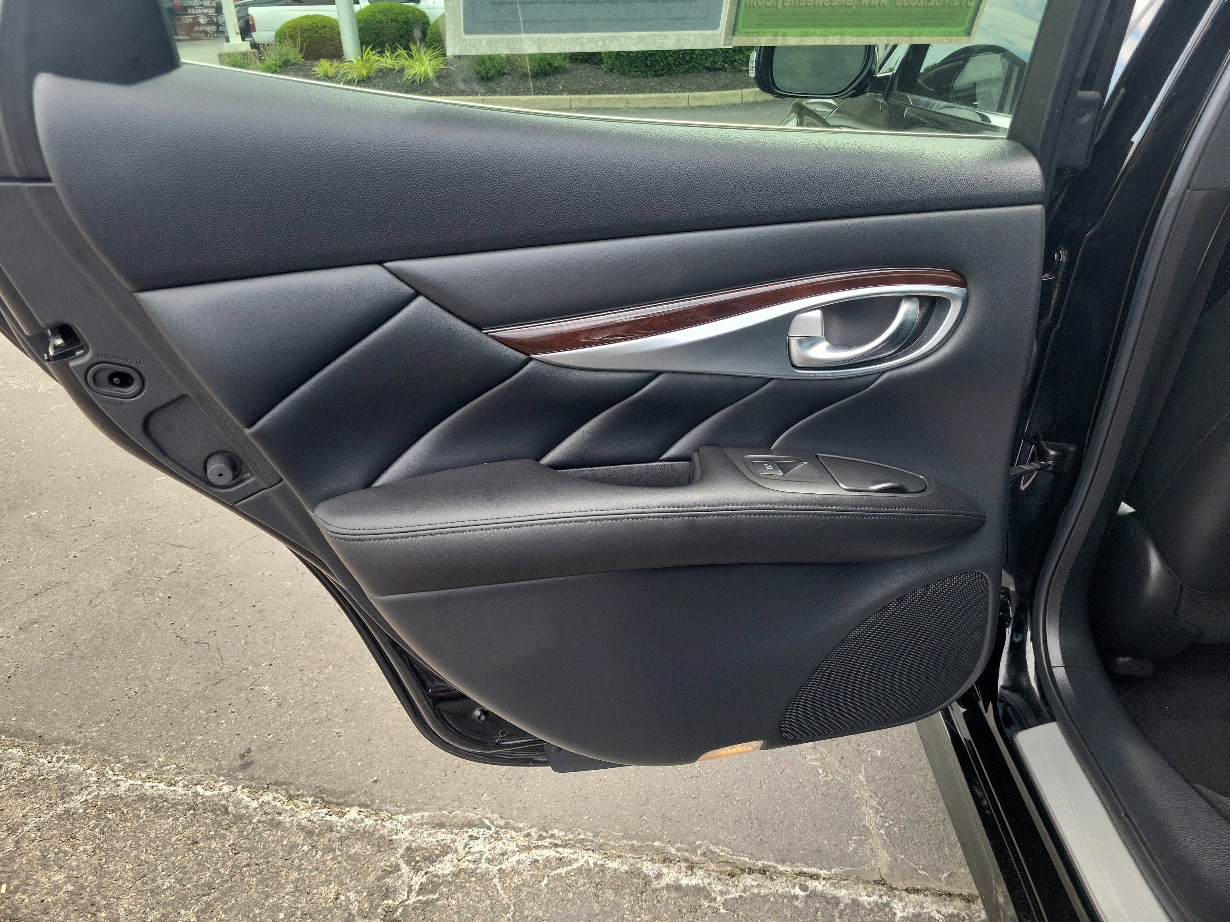 Used 2017 INFINITI Q70 3.7 w/ Sport Package AWD/4WD image 14