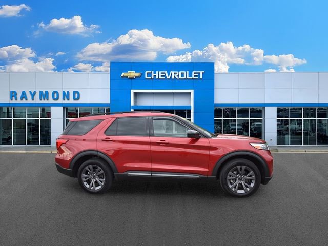 Used 2024 Ford Explorer XLT w/ Equipment Group 202A AWD/4WD image 2
