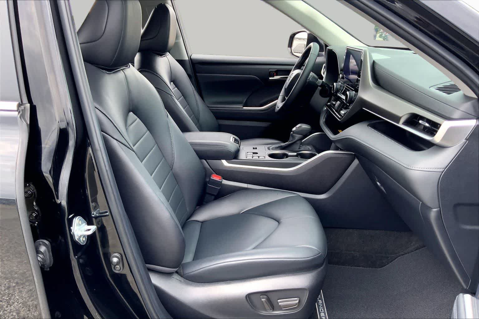 Certified 2024 Toyota Highlander XLE FWD image 9
