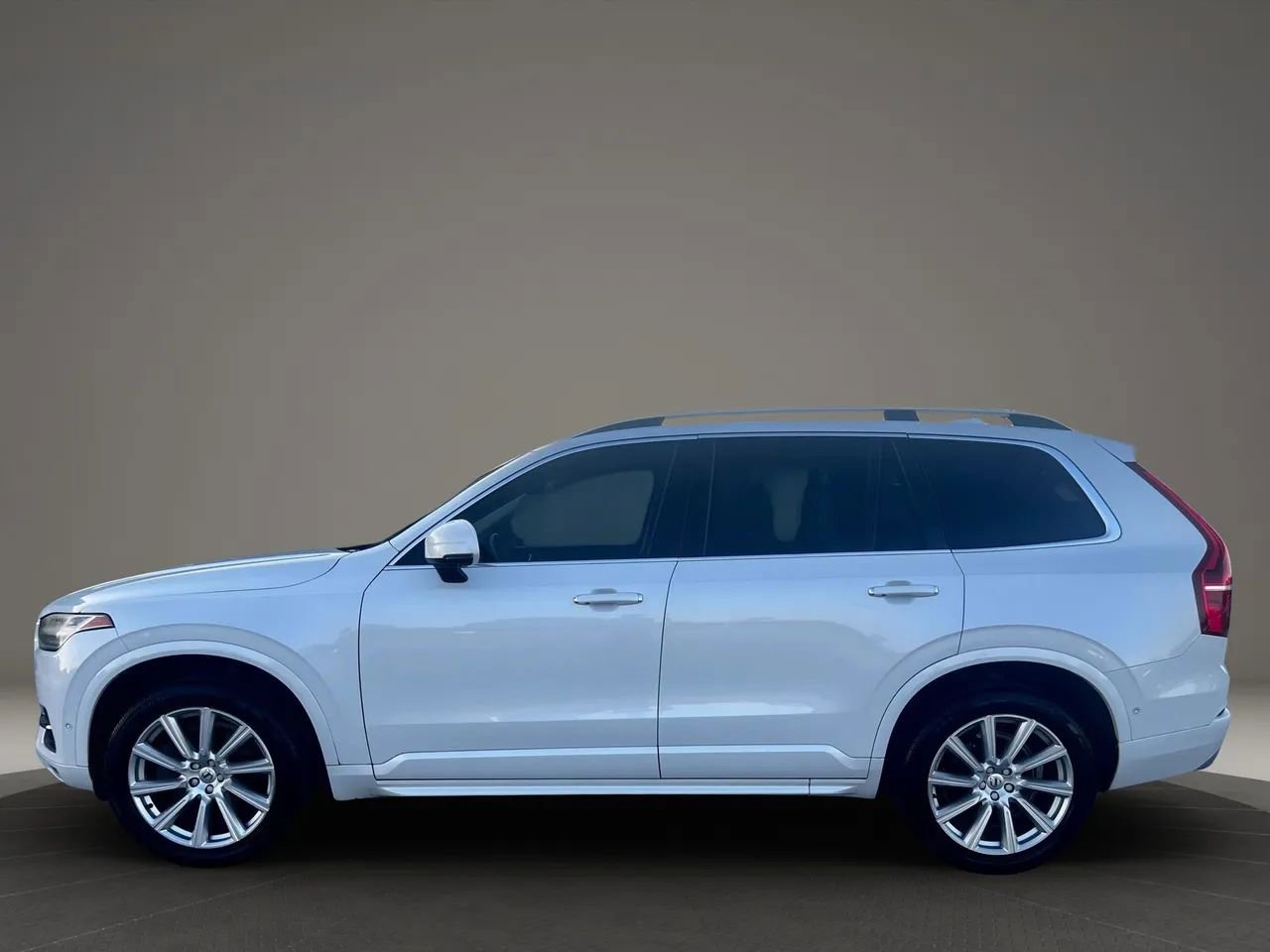 Used 2017 Volvo XC90 T5 Momentum w/ Vision Package image 7