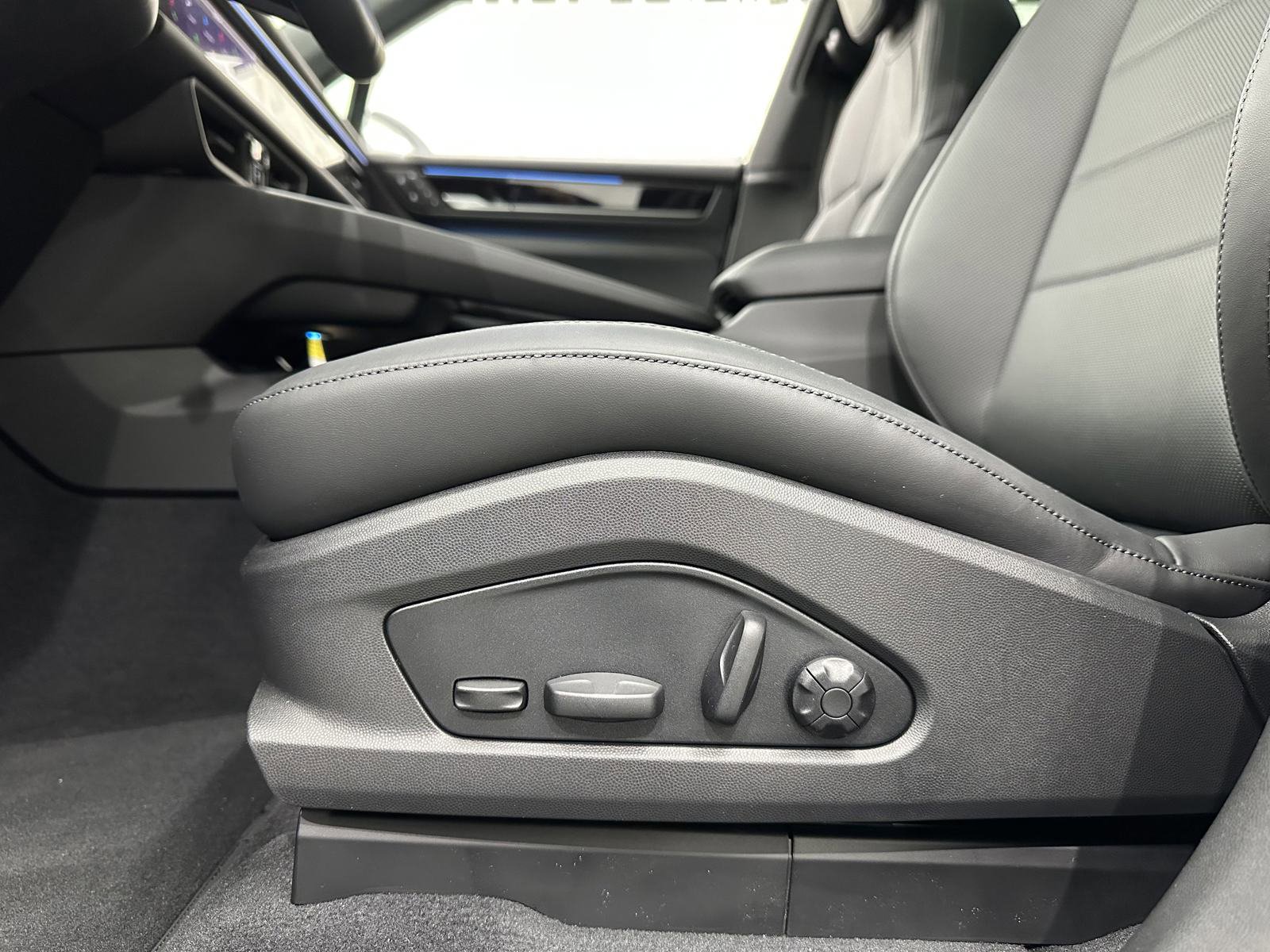 Certified 2025 Porsche Macan Electric image 32