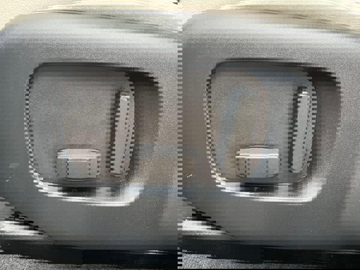 Used 2019 Land Rover Range Rover Velar R-Dynamic SE image 17