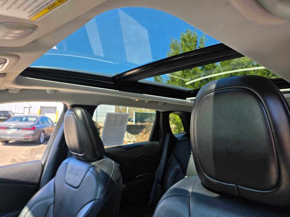 Used 2021 Jeep Cherokee Limited image 18