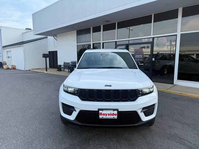 Used 2023 Jeep Grand Cherokee Altitude AWD/4WD image 4