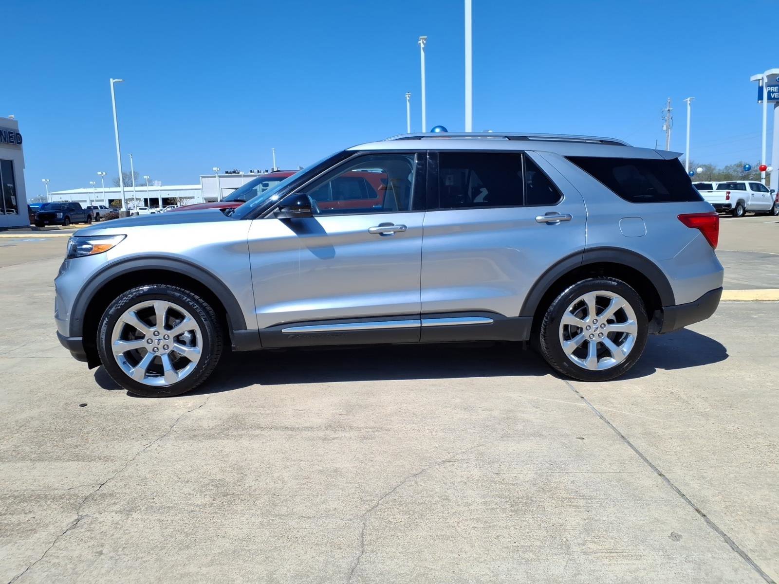 Used 2020 Ford Explorer Platinum w/ Premium Technology Package image 2