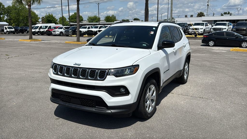 Used 2024 Jeep Compass Latitude AWD/4WD image 2