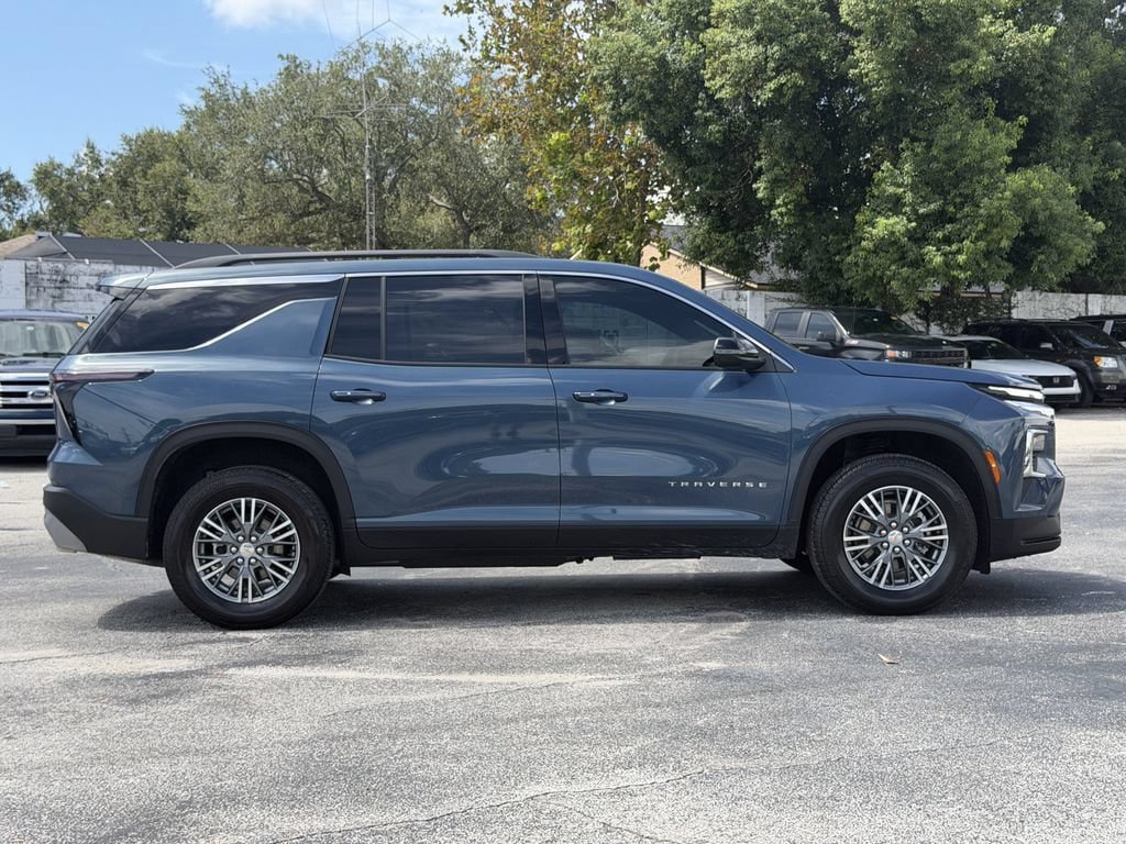 Used 2026 Chevrolet Traverse LT FWD image 3
