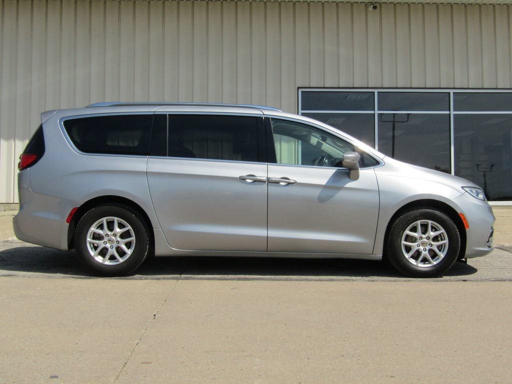 Used 2021 Chrysler Pacifica Touring-L FWD image 2