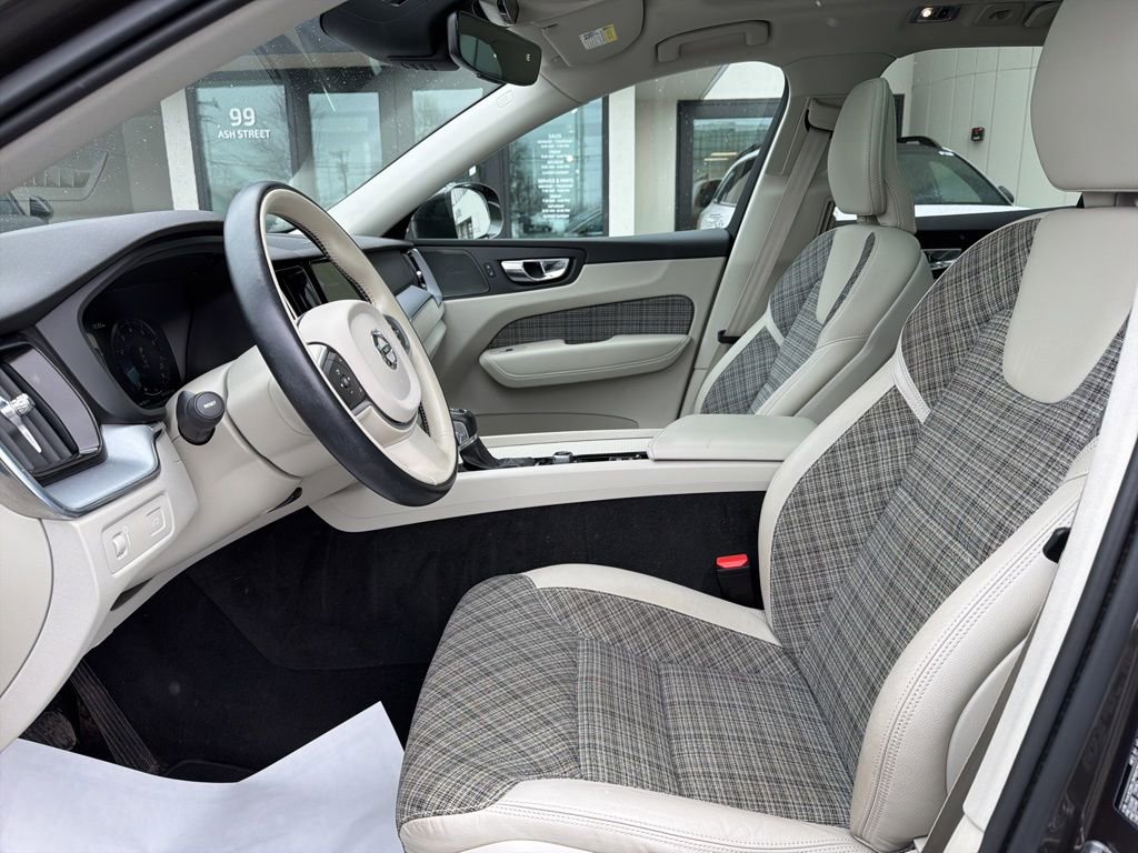 Used 2021 Volvo XC60 T5 Momentum image 29
