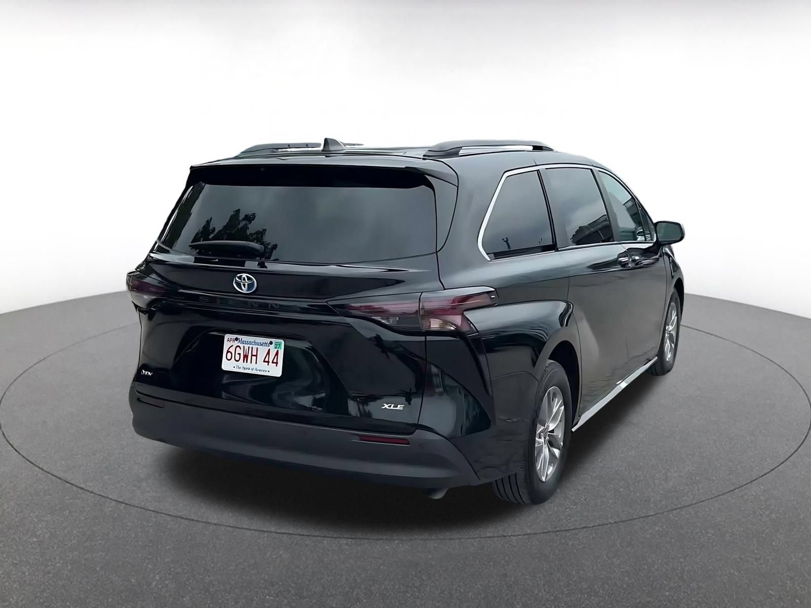 Used 2025 Toyota Sienna XLE FWD image 14