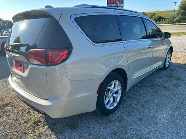 Used 2017 Chrysler Pacifica Touring-L Plus w/ Tire & Wheel Group FWD image 8