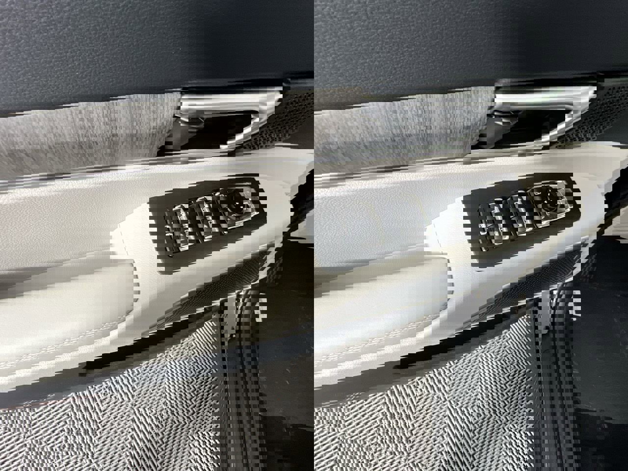 Used 2025 Kia Telluride EX w/ EX Captain's Chair Package image 15