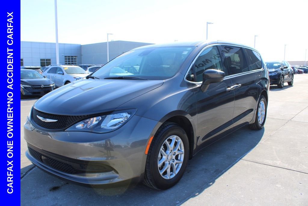 Used 2023 Chrysler Voyager LX image 3