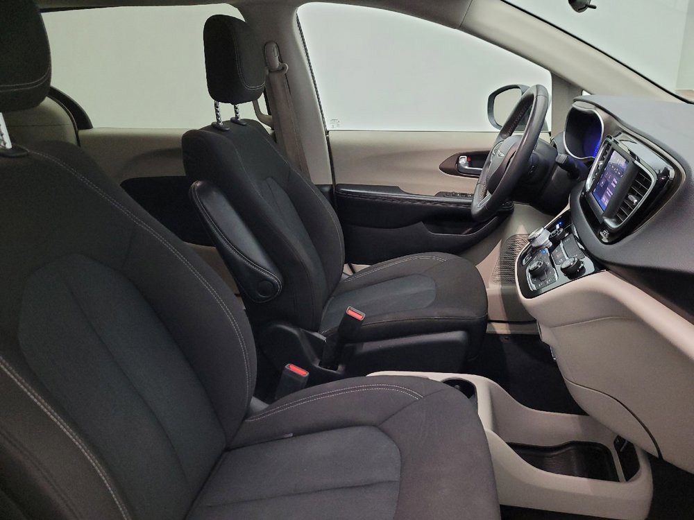 Used 2022 Chrysler Voyager LX FWD image 21