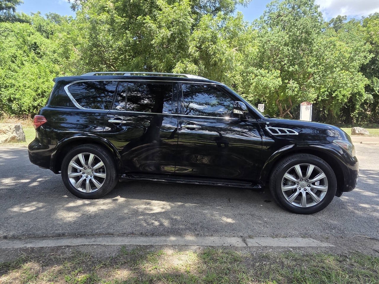 Used 2011 INFINITI QX56 2WD w/ Deluxe Touring Pkg image 3