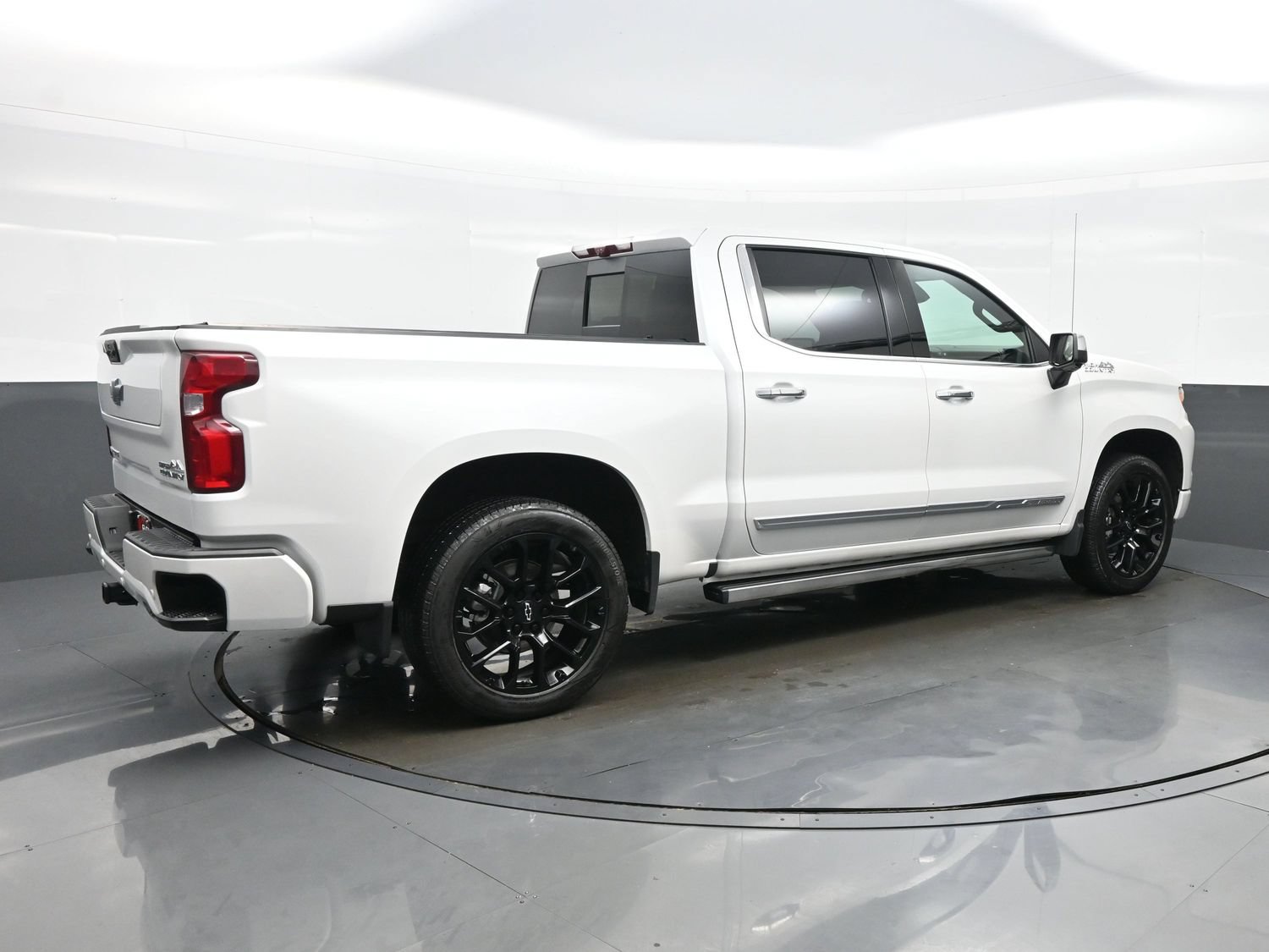 Used 2025 Chevrolet Silverado 1500 High Country AWD/4WD image 6