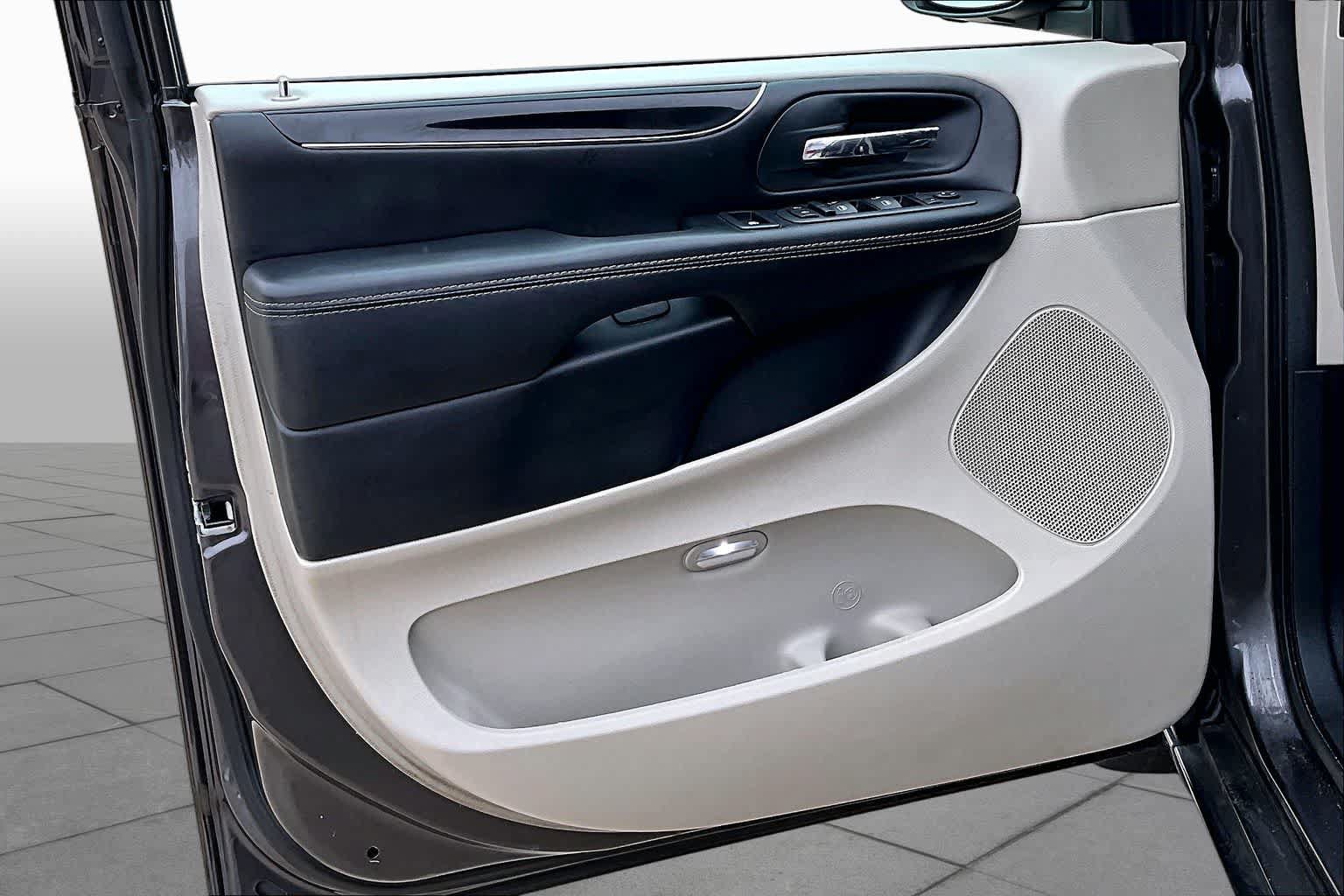 Used 2020 Dodge Grand Caravan SXT FWD image 19