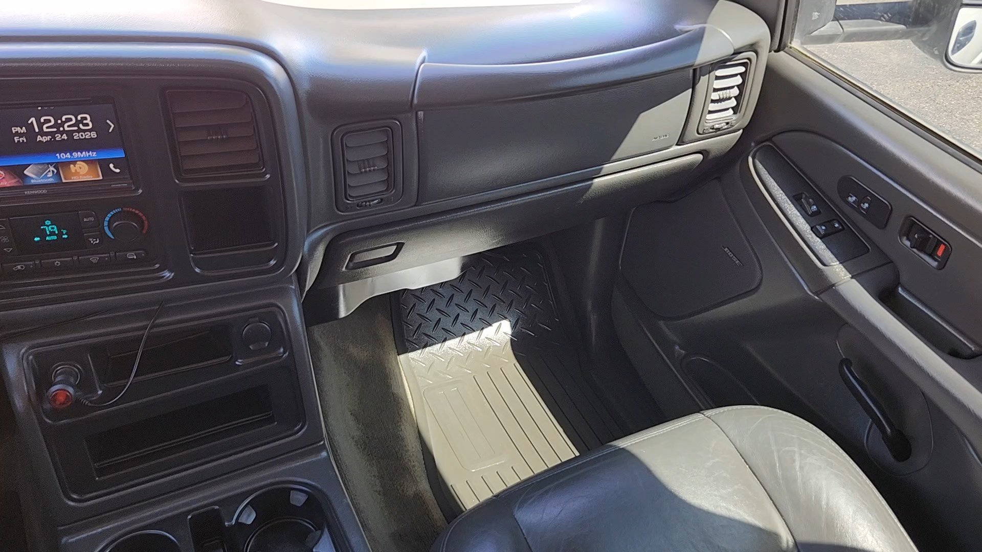 Used 2005 GMC Sierra 2500 SLT w/ Heavy-Duty Power Package AWD/4WD image 6