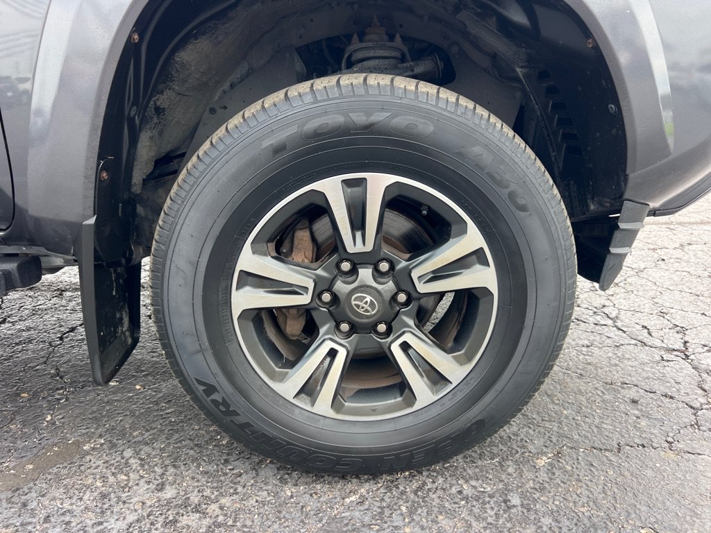Used 2018 Toyota Tacoma TRD Sport AWD/4WD image 28