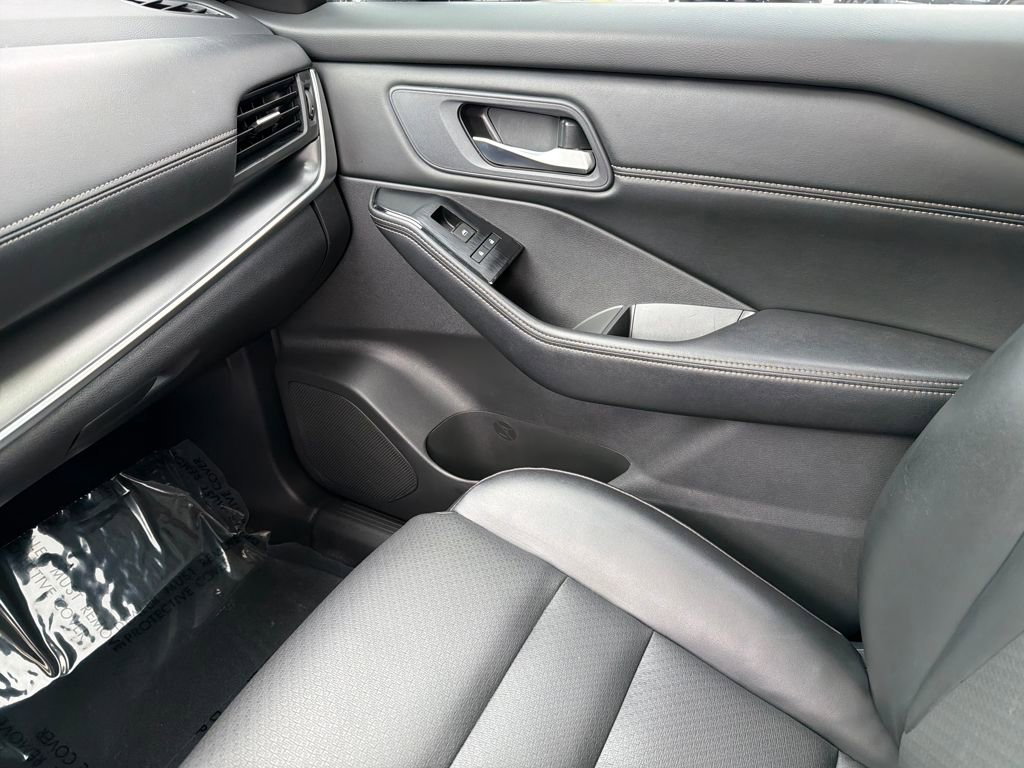 Used 2024 Nissan Rogue SV w/ SV Premium Package image 31