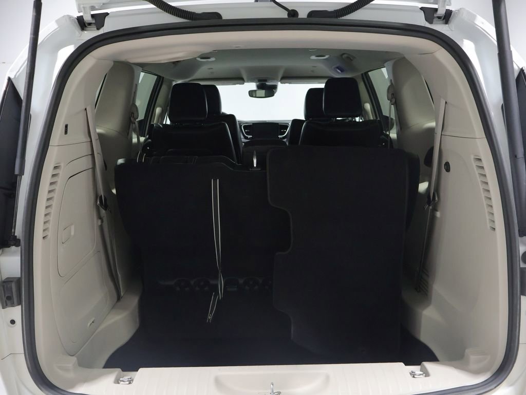 Used 2023 Chrysler Pacifica Touring-L image 11