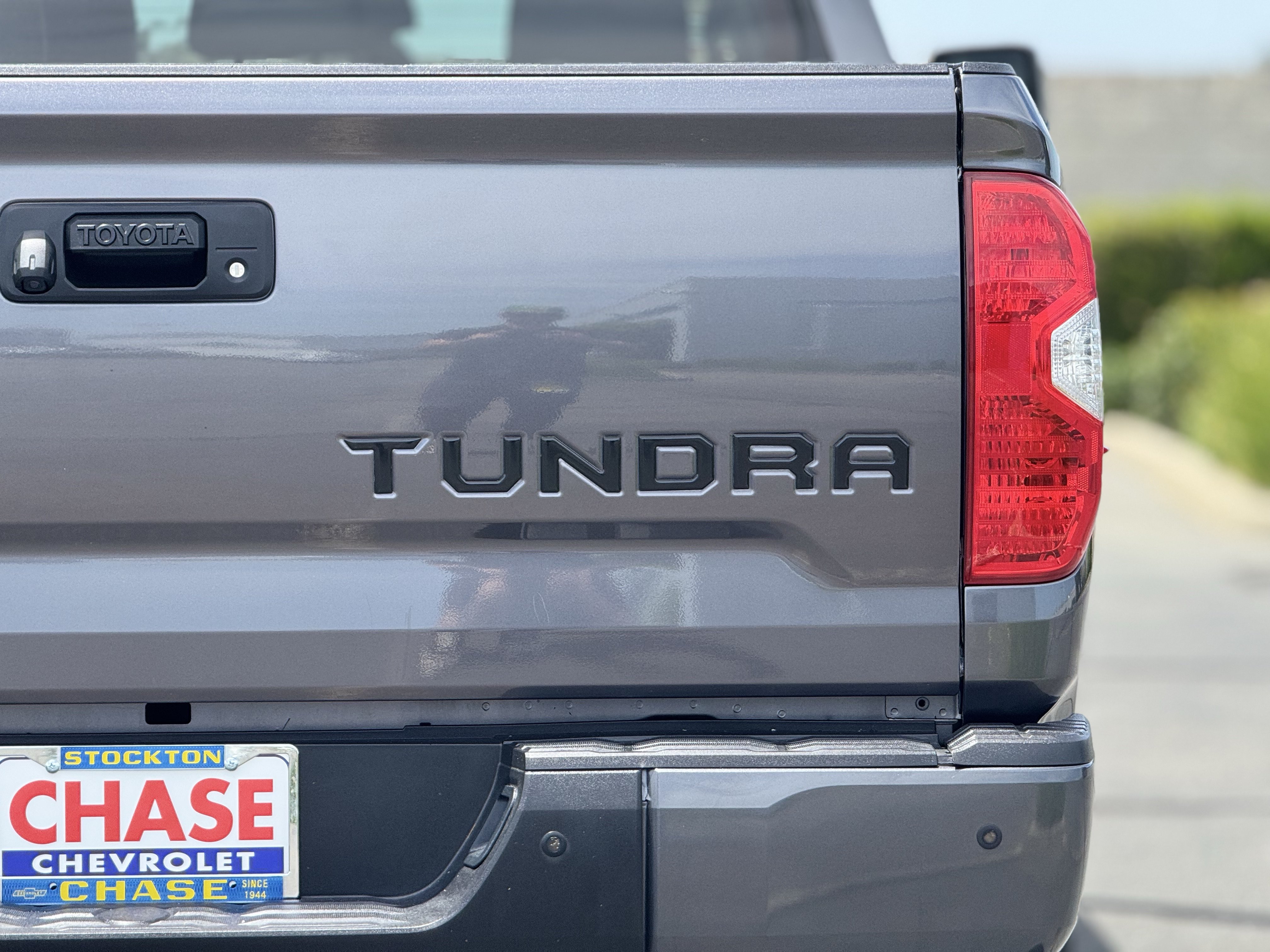 Used 2017 Toyota Tundra Limited w/ Limited Premium Package AWD/4WD image 7