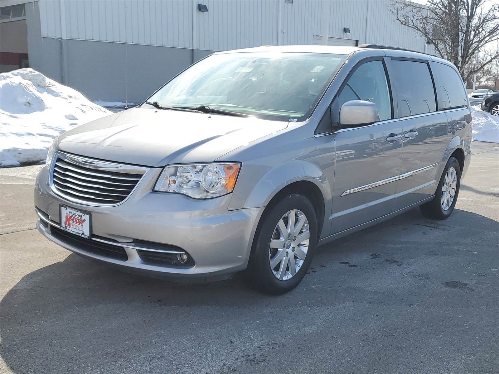 Used 2016 Chrysler Town & Country Touring image 2