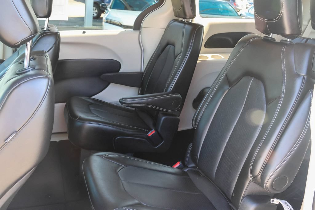 Used 2024 Chrysler Pacifica Touring-L FWD image 7