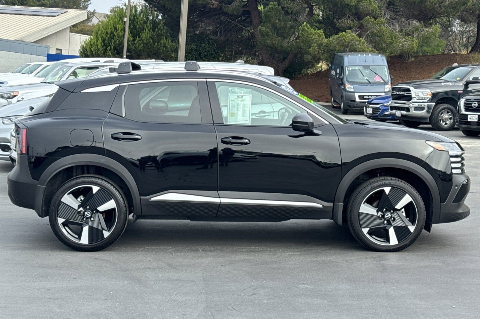 Used 2025 Nissan Kicks SR FWD image 3