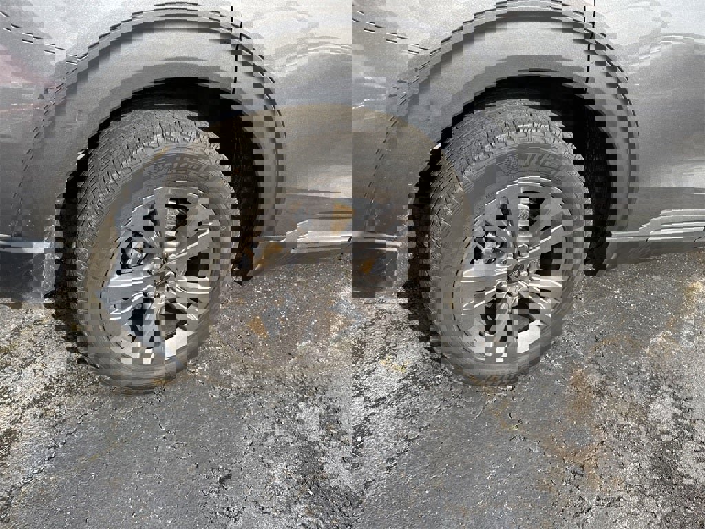 Used 2022 Ford Explorer XLT w/ Equipment Group 202A image 4