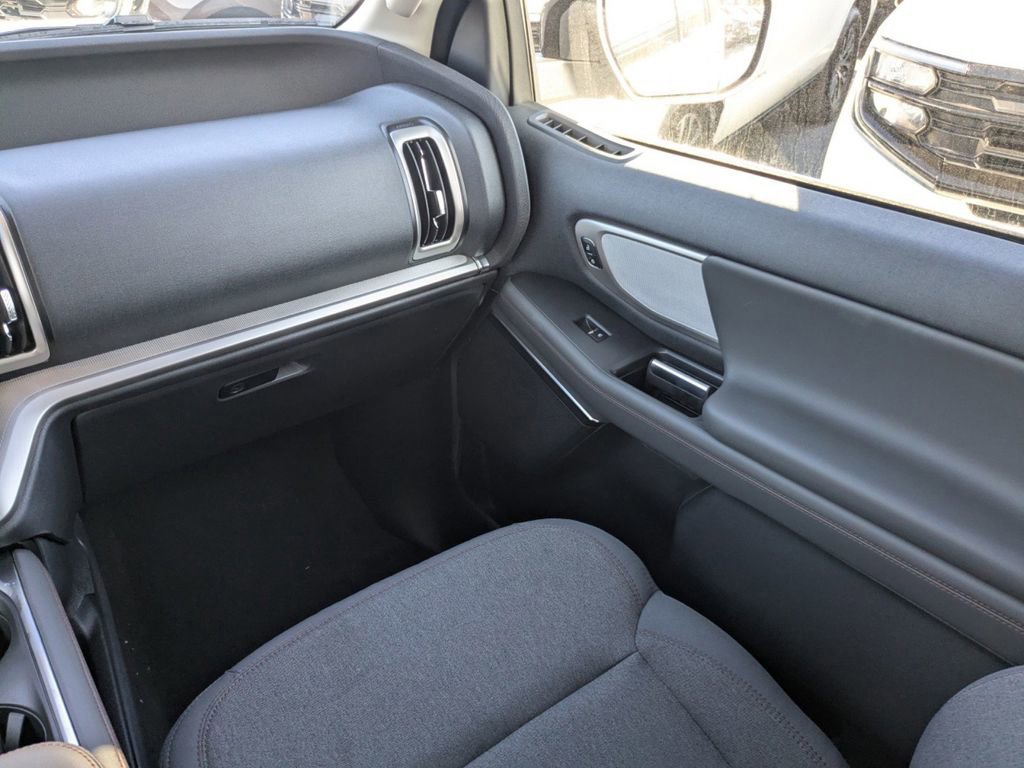 New 2025 Ford Expedition Active image 18