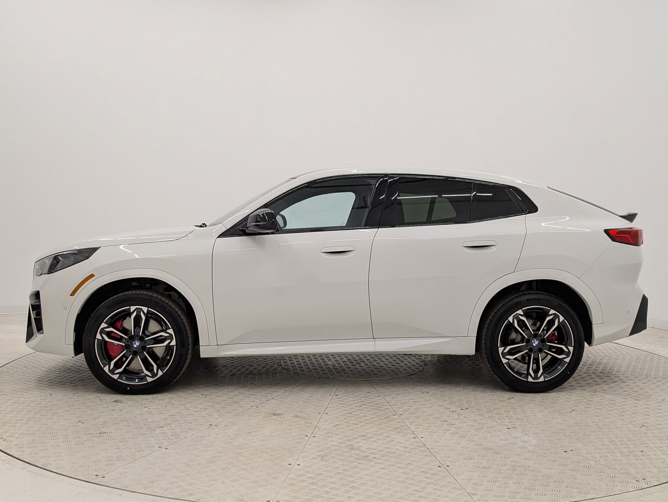 New 2026 BMW X2 xDrive28i w/ M Sport Package AWD/4WD image 2