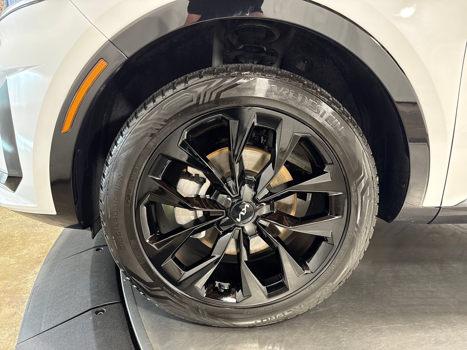 Certified 2023 Kia Sorento SX AWD/4WD image 2