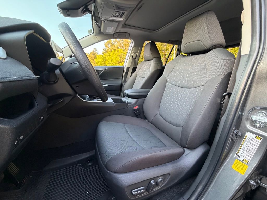 Used 2025 Toyota RAV4 XLE w/ Convenience Package FWD image 5