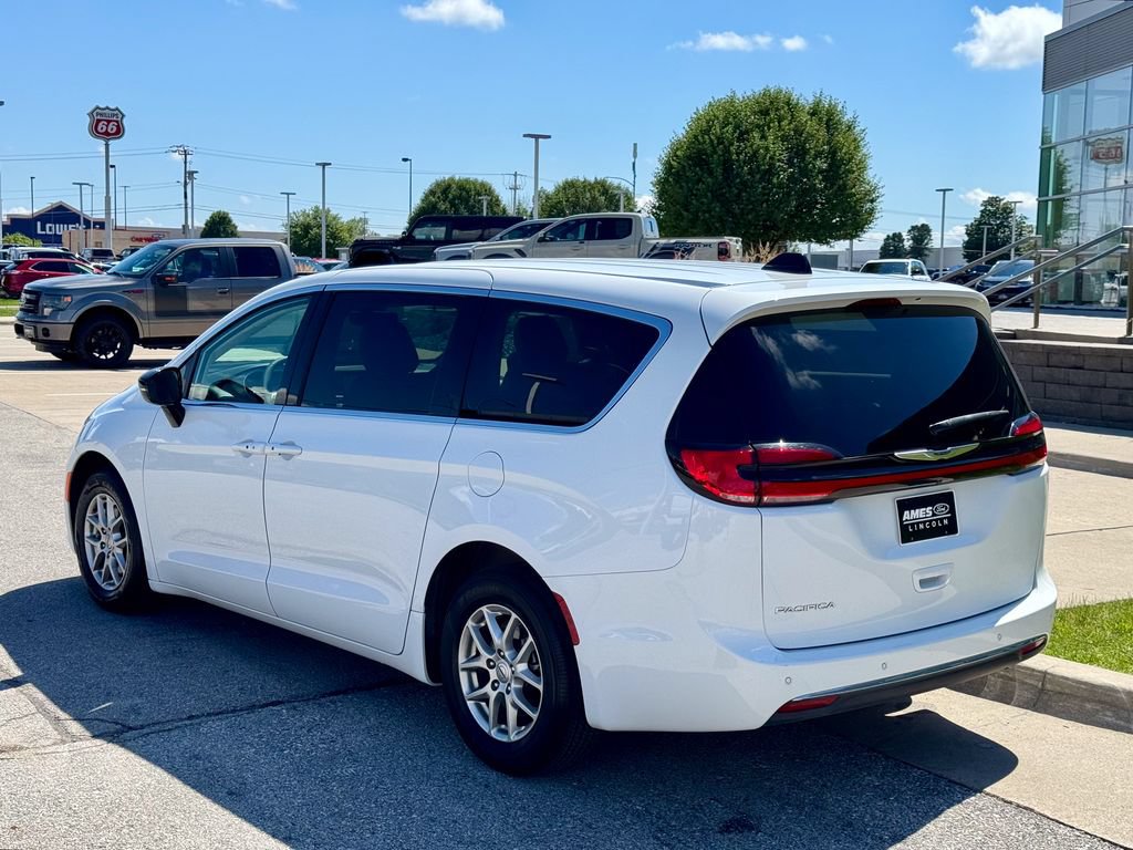 Used 2024 Chrysler Pacifica Touring-L FWD image 4