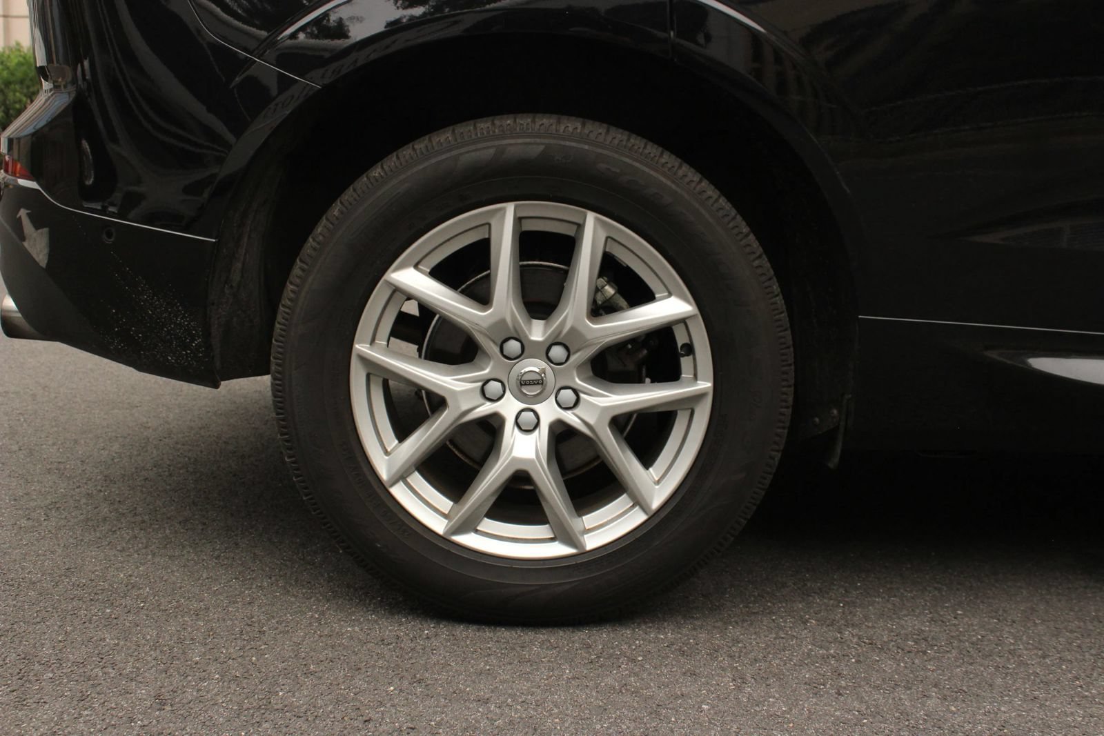 Used 2019 Volvo XC60 T5 Momentum w/ Multimedia Package AWD/4WD image 5