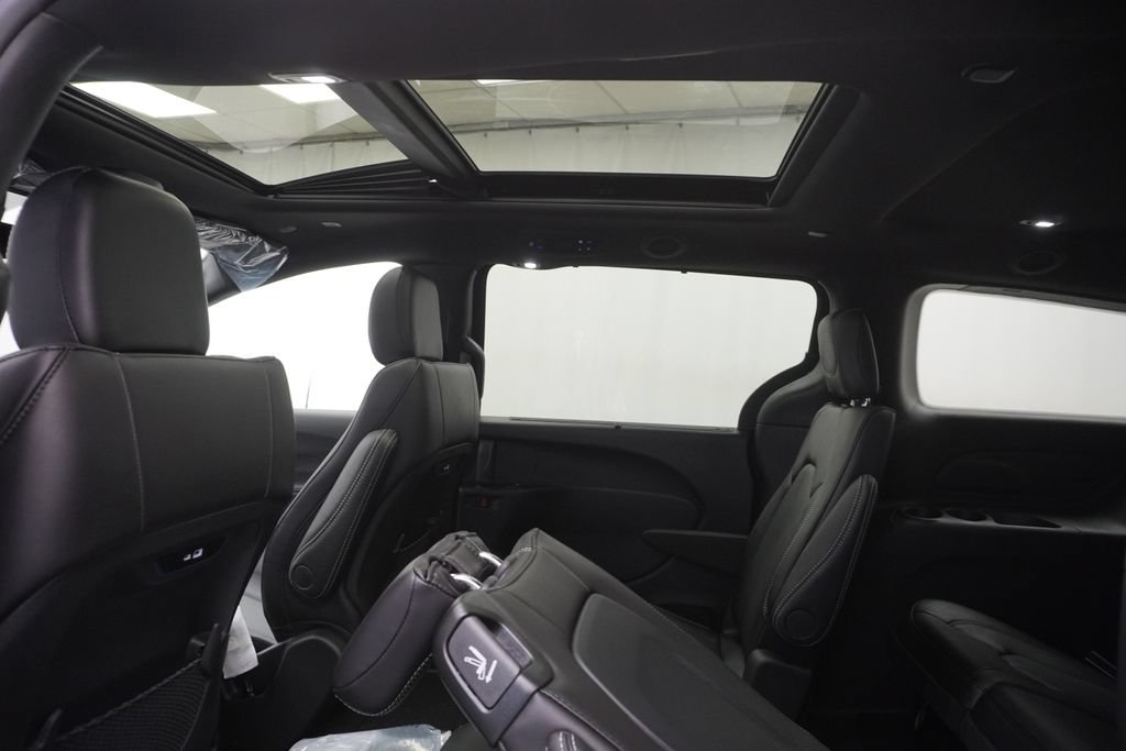 New 2027 Chrysler Pacifica Select AWD/4WD image 19