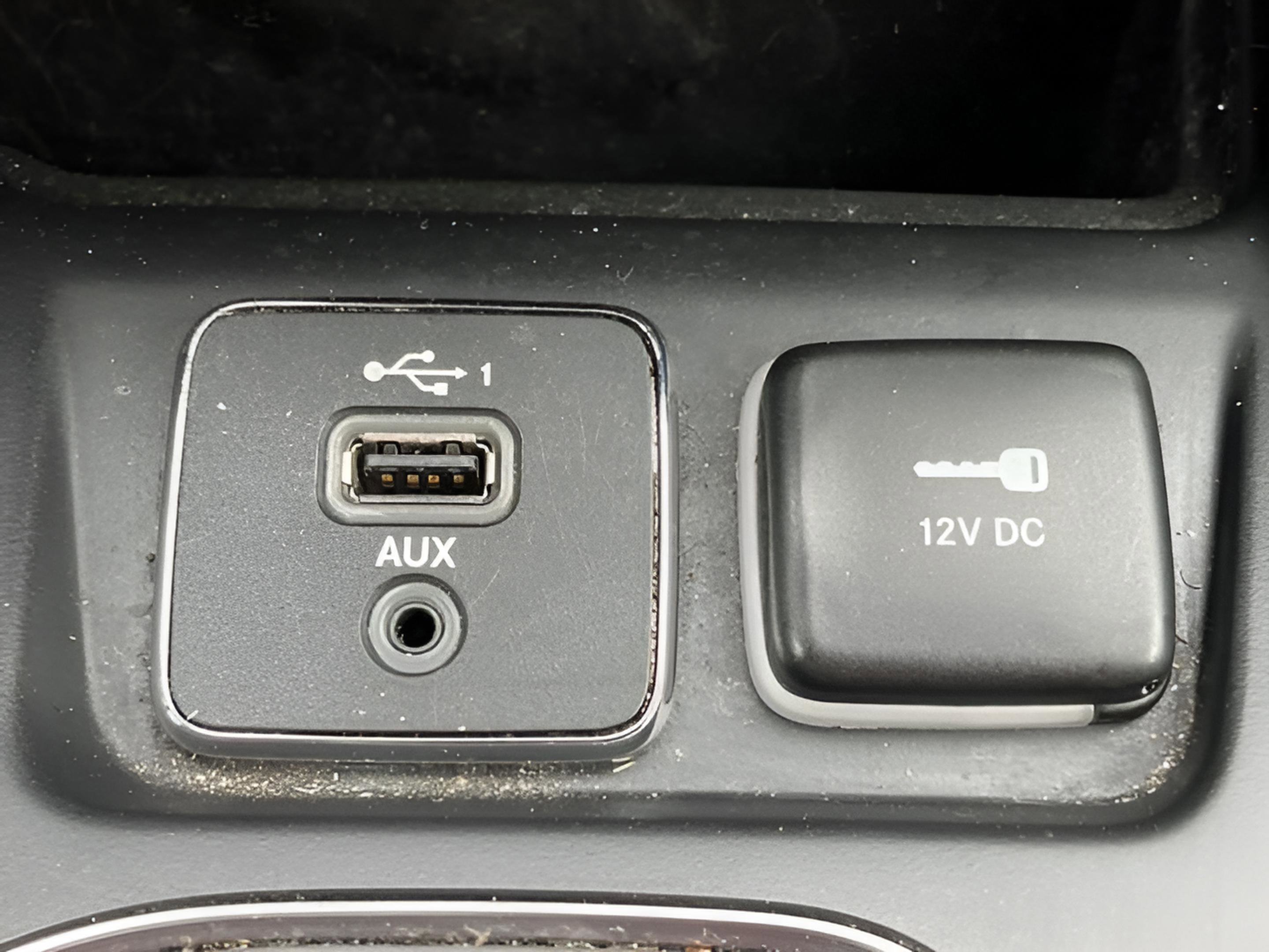 Used 2019 Jeep Cherokee Latitude w/ Popular Appearance Group FWD image 13
